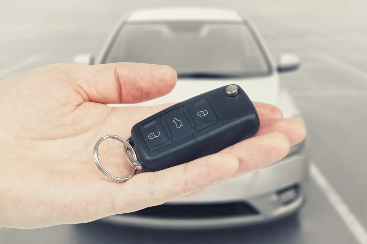 Mechaniczny kluczyk w pilocie samochodu