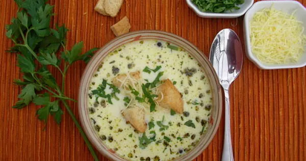 gotowa zupa serowa z grzankami i ziołami