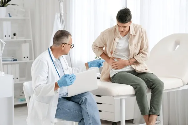 Pacjent rozmawiający z lekarzem urologiem w gabinecie