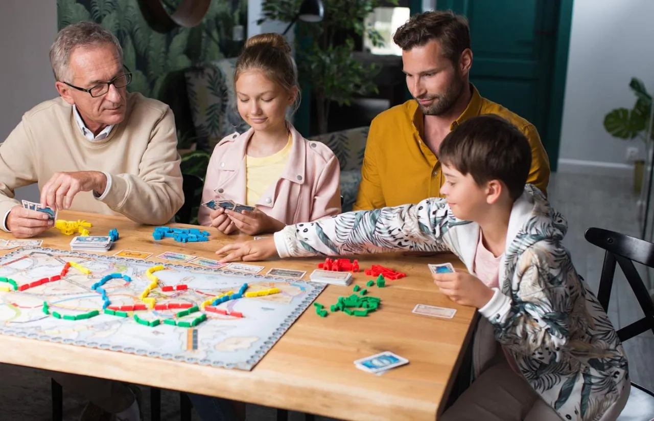 Dzieci grające w gry planszowe w grupie