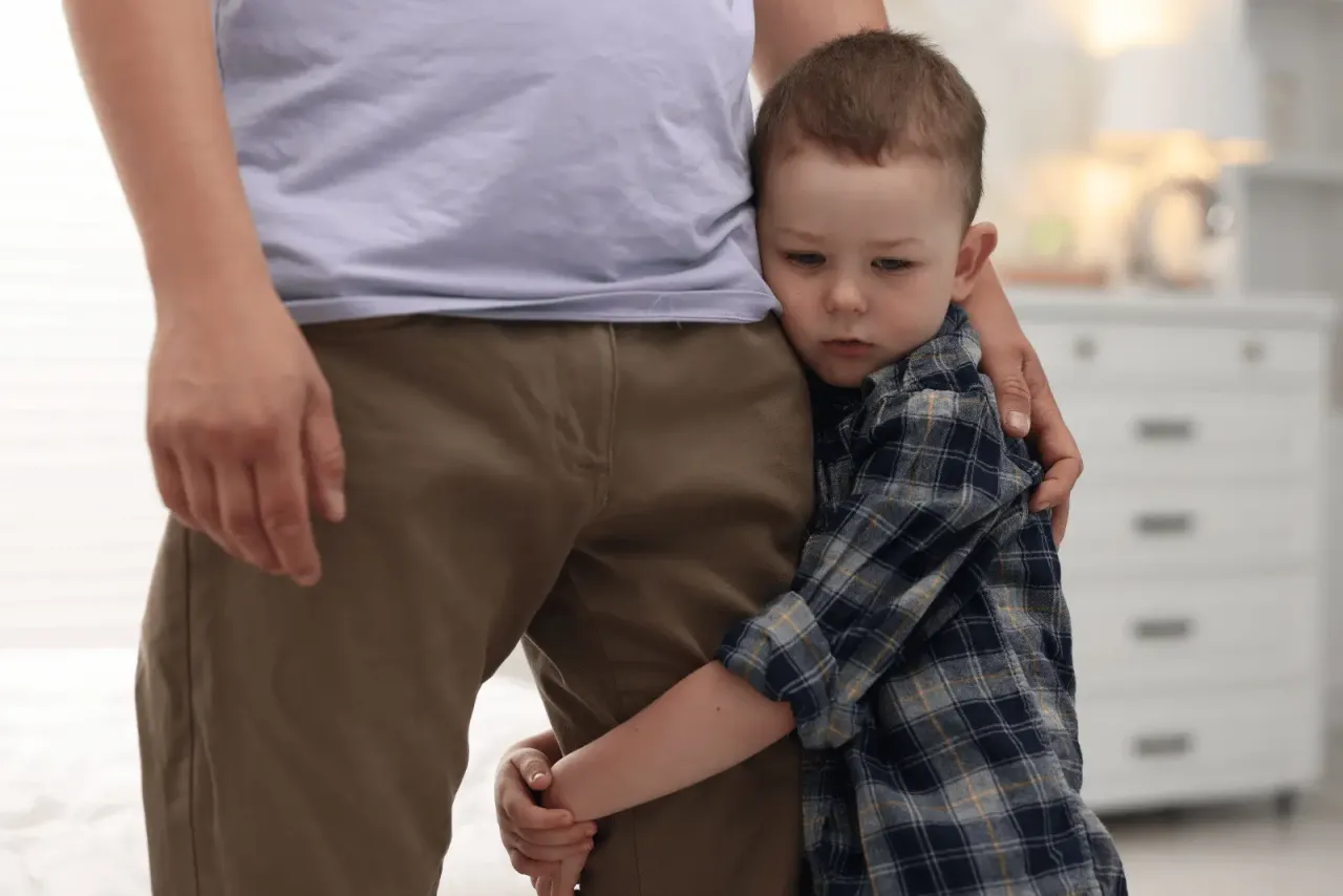 niemowlę przytulone do rodzica lęk separacyjny