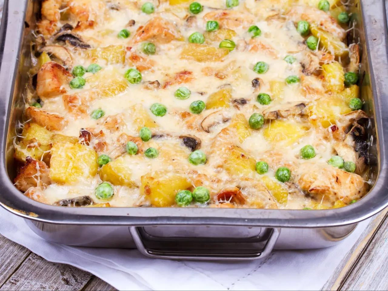 Zapiekanka ziemniaczana z kurczakiem na stole