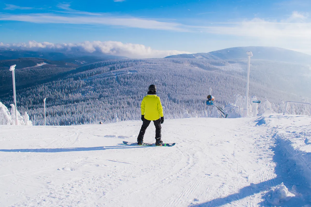 Czarna G&oacute;ra zimą narciarze