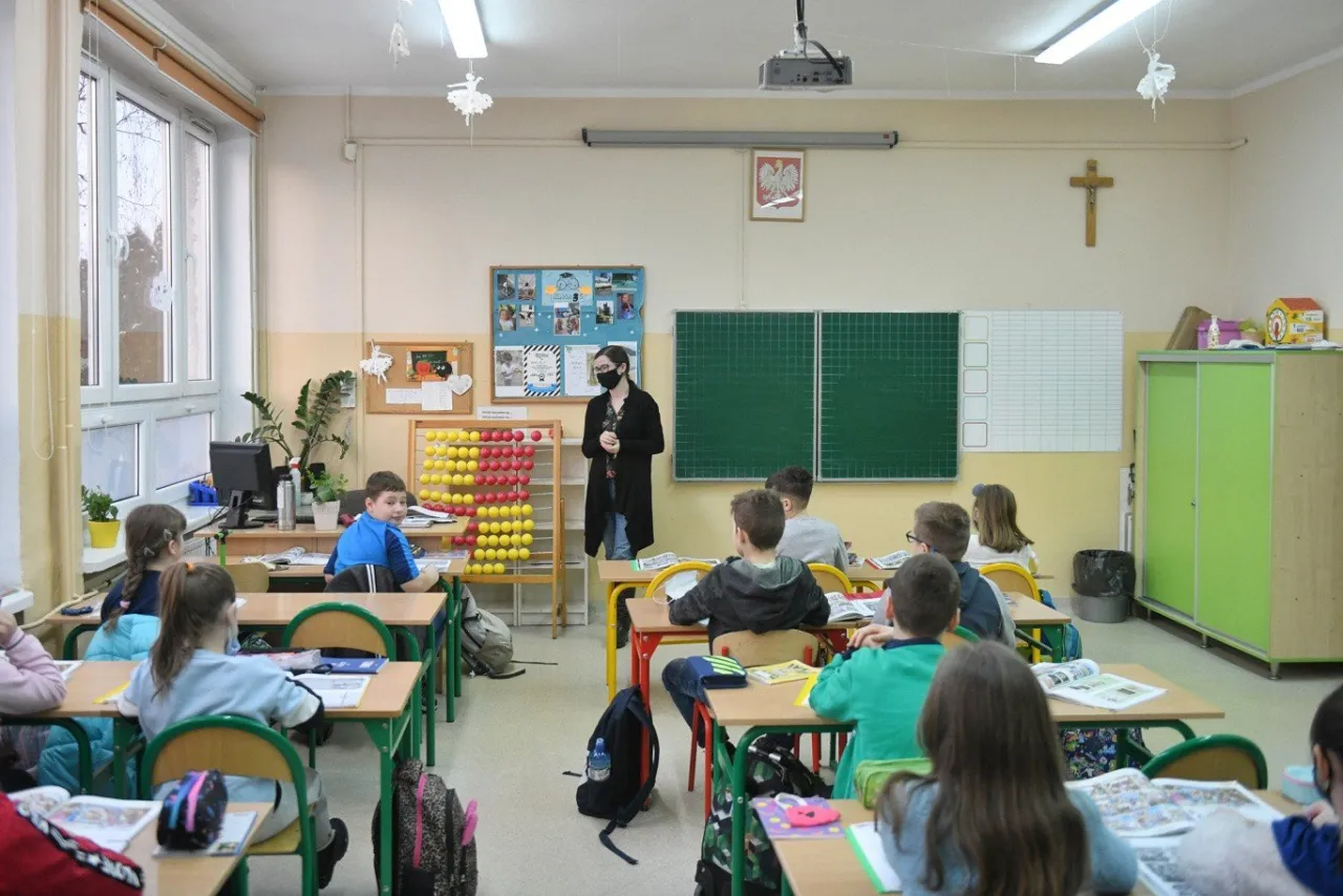 dziecko wracające do szkoły uśmiechnięte