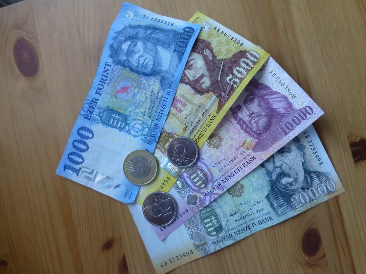 Węgry mają forinty. Na zdjęciu widać banknoty 1000, 5000, 10000 i 20000 forintów oraz monety.