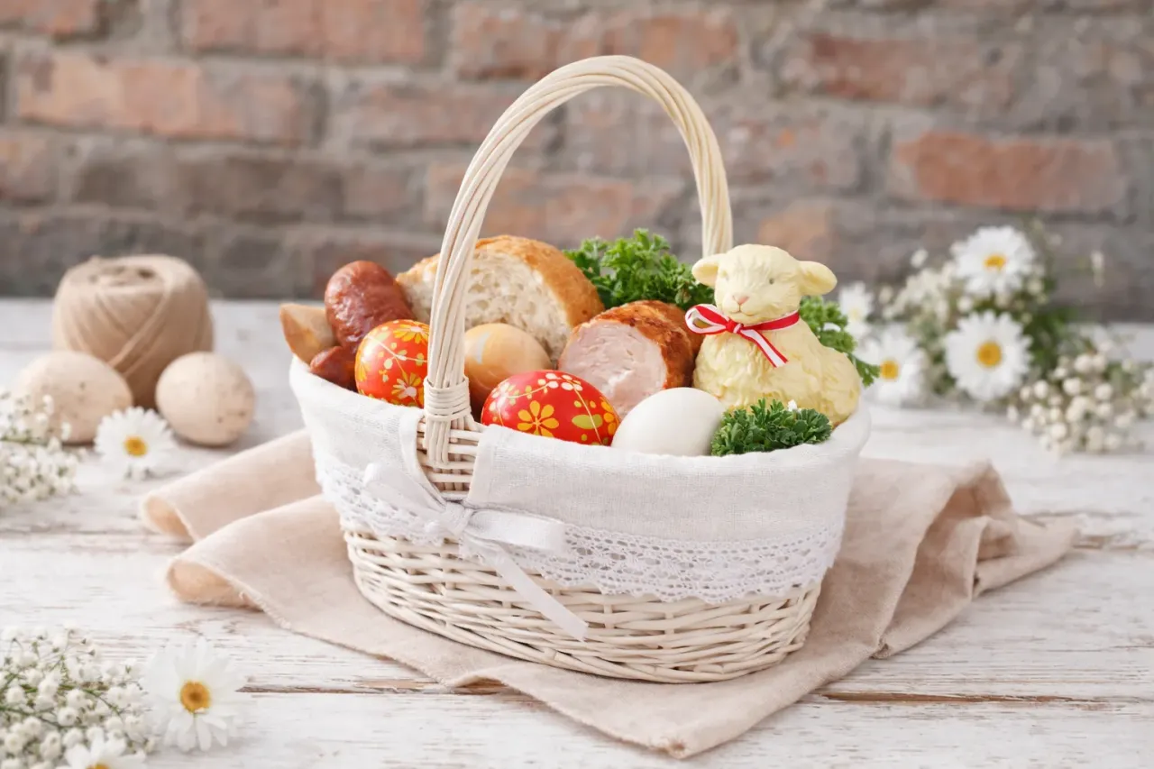 Wielkanocny koszyczek: pisanki, kiełbasa, chleb i baranek. Inspiracja, jak zrobić koszyczek wielkanocny.