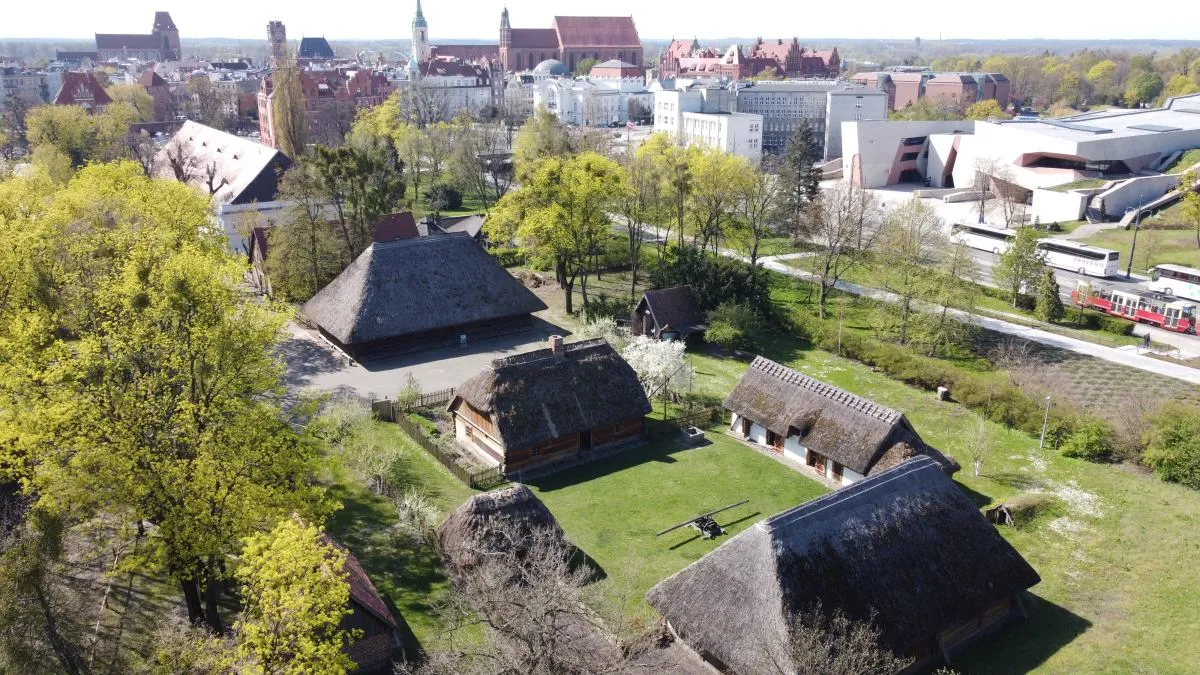 Skansen Toruń Park Etnograficzny chaty wiatraki