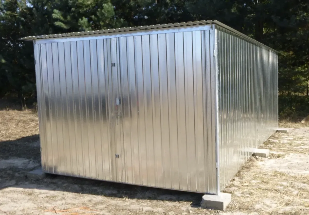 Nowy garaż blaszany stoi na betonowych bloczkach. Zastanawiasz się, ile kosztuje pozwolenie na budowę garażu blaszanego?