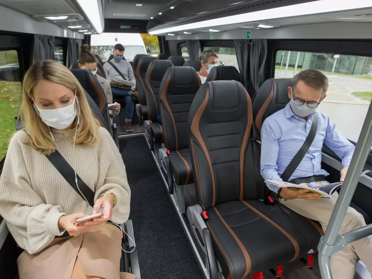 Nowoczesny autokar turystyczny jednopoziomowy wnętrze