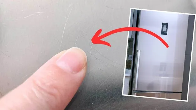 porysowana lod&oacute;wka stal nierdzewna