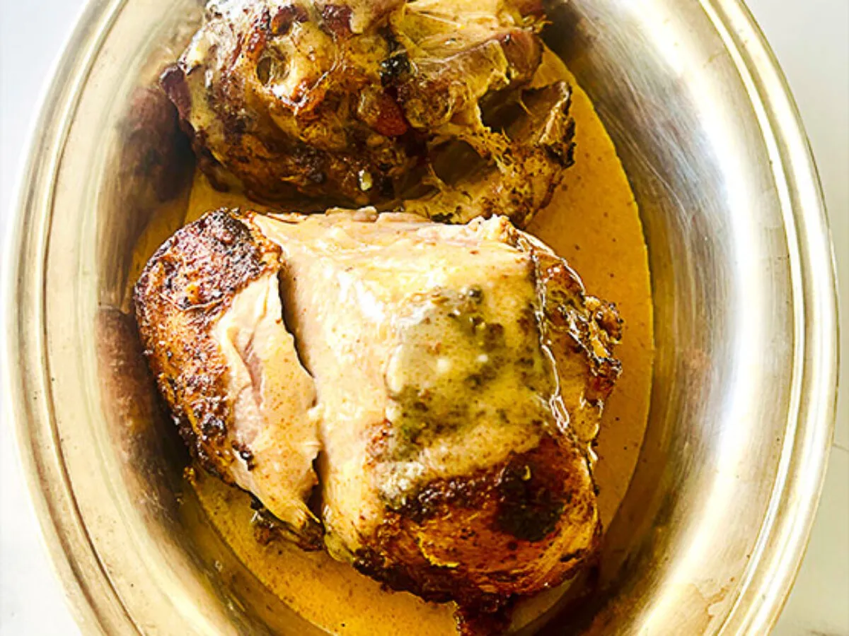 Golonka z indyka z dodatkami na talerzu