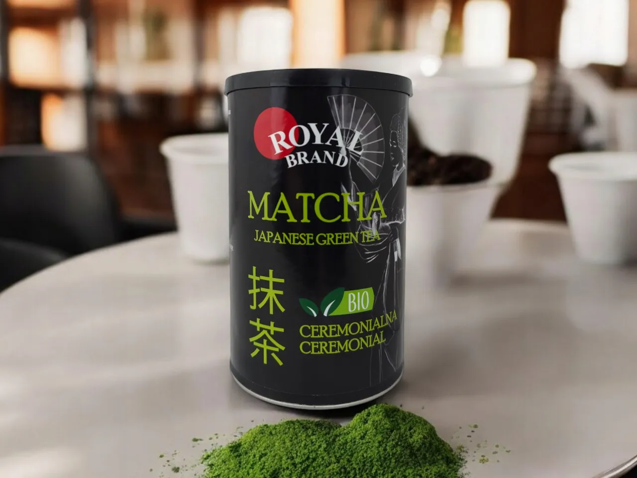 Puszka Royal Brand Matcha, japońska zielona herbata ceremonialna BIO. Zastanawiasz się, jaka matcha najlepsza? Ta wygląda obiecująco!