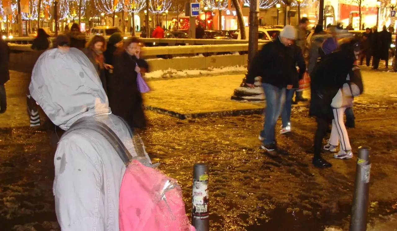 Zestresowany turysta w Paryżu, objawy lęku