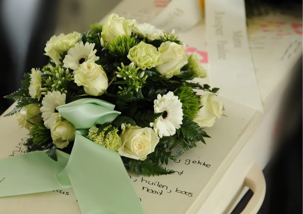 Szarfa pogrzebowa z napisem Ostatnie pożegnanie