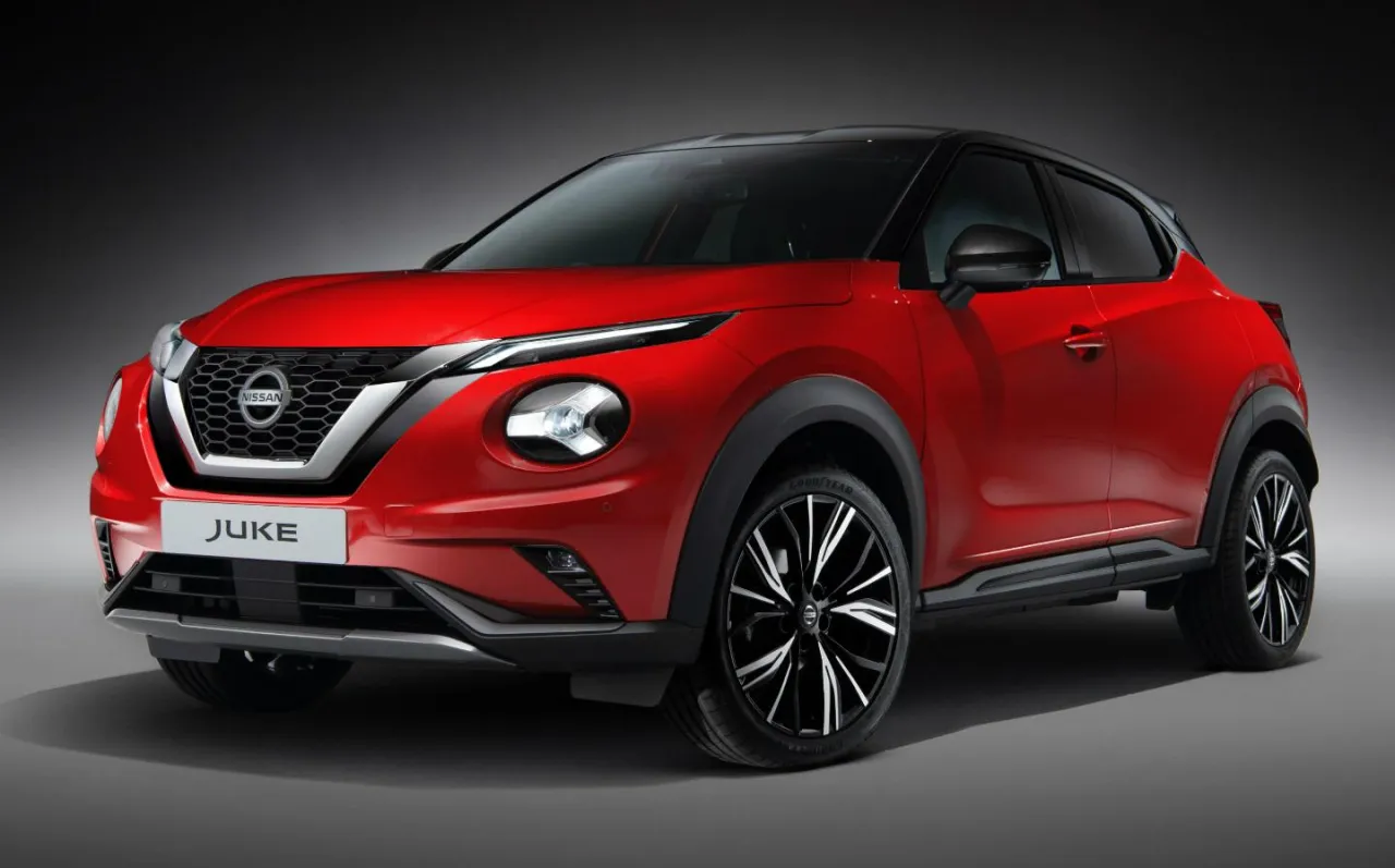 Nissan Juke F15 na stacji paliw