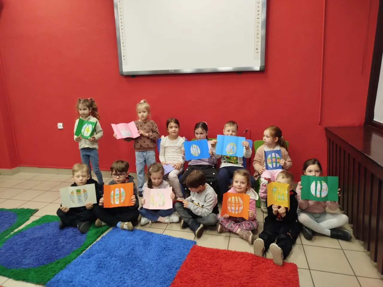 Dzieci oglądające film edukacyjny o recyklingu