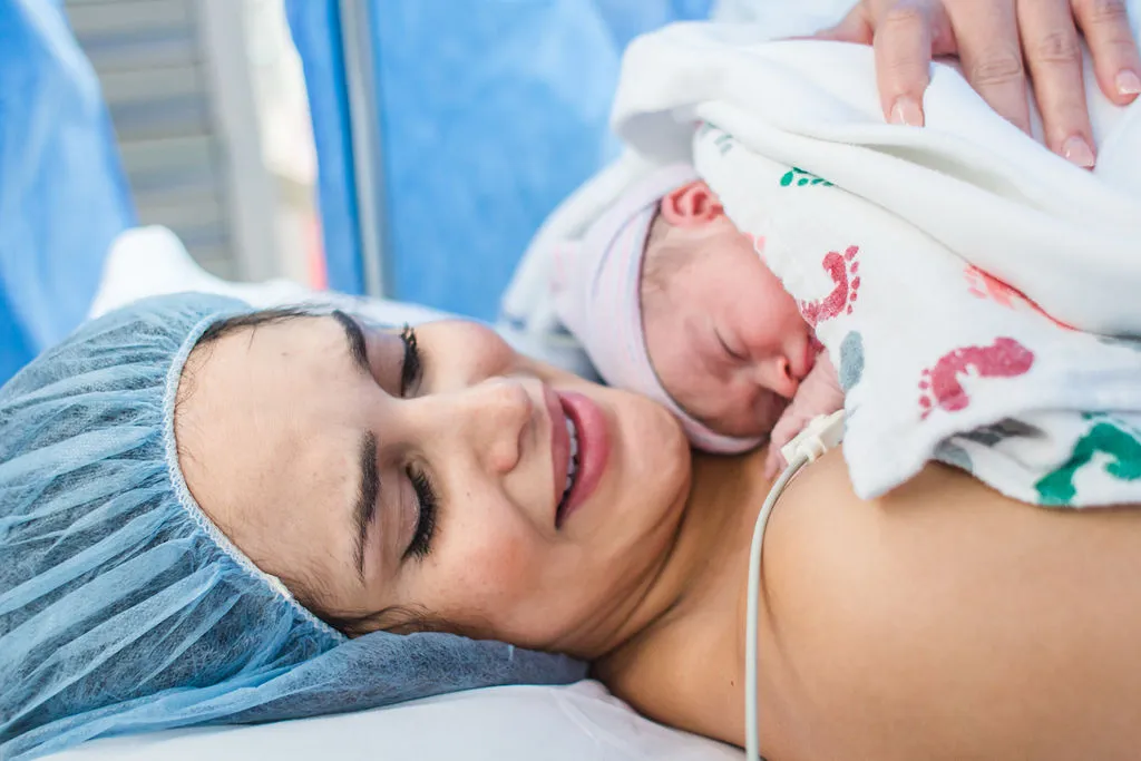 mama z dzieckiem po cesarskim cięciu szpital