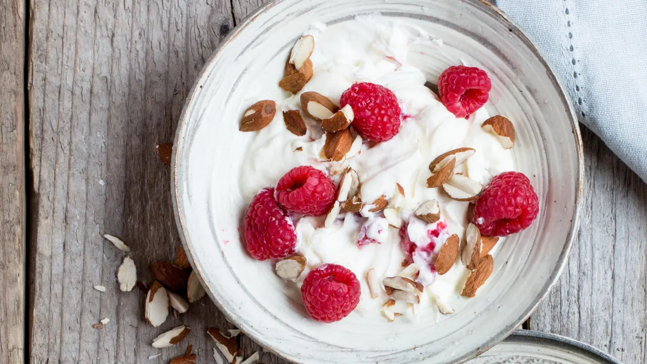 Joghurt, Quark, Skyr und Himbeeren