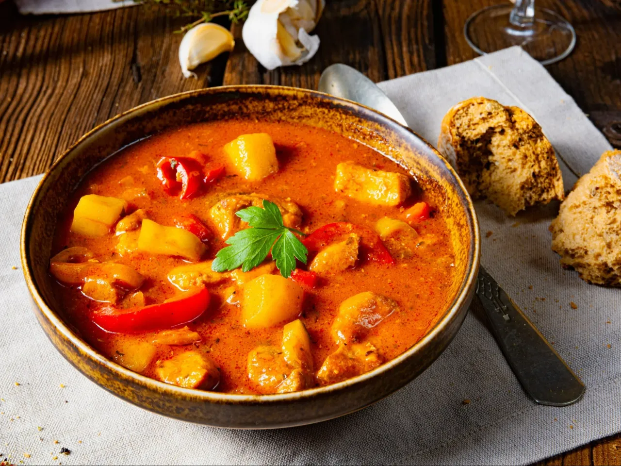 Zupa gulaszowa w misce na zimowy wieczór