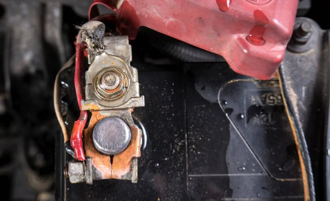 iskrzenie przy akumulatorze samochodowym