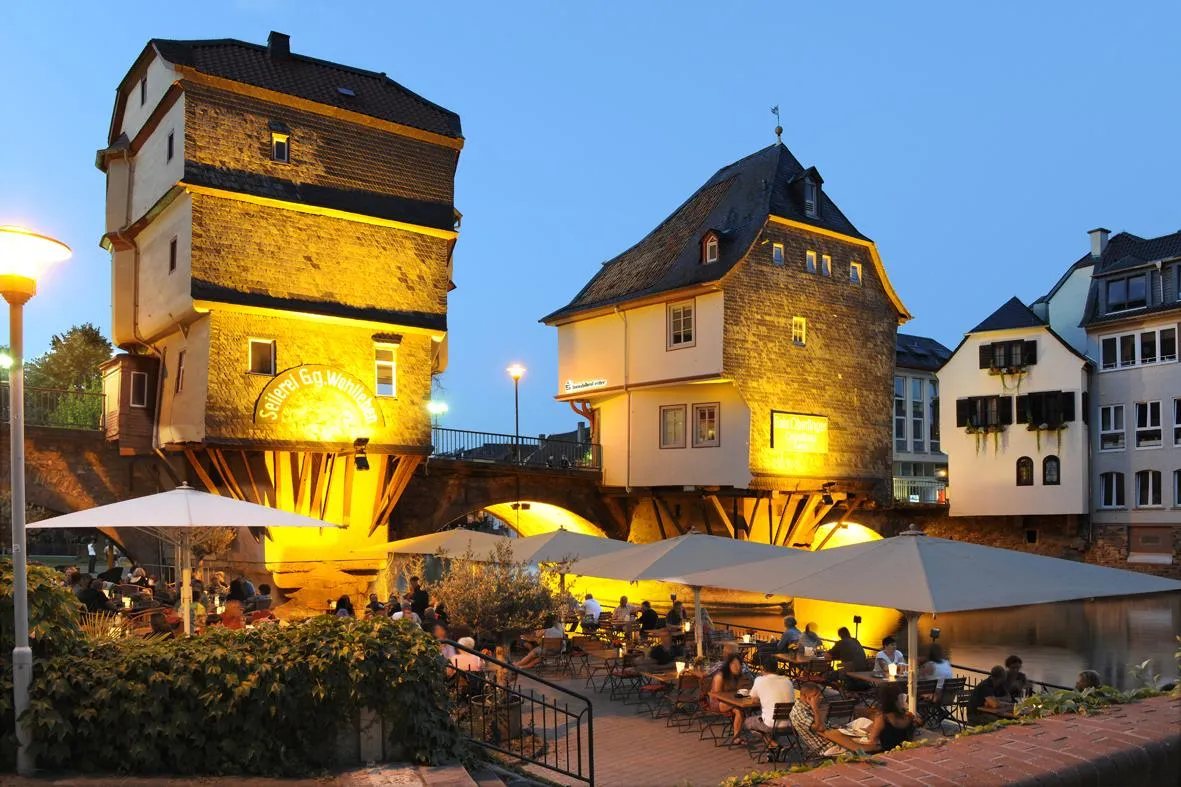 Restaurant mit Terrasse und Blick auf die Br&uuml;ckenh&auml;user in Bad Kreuznach