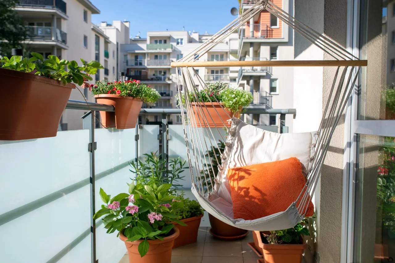 przytulny balkon w bloku osłonięty, oaza spokoju na balkonie