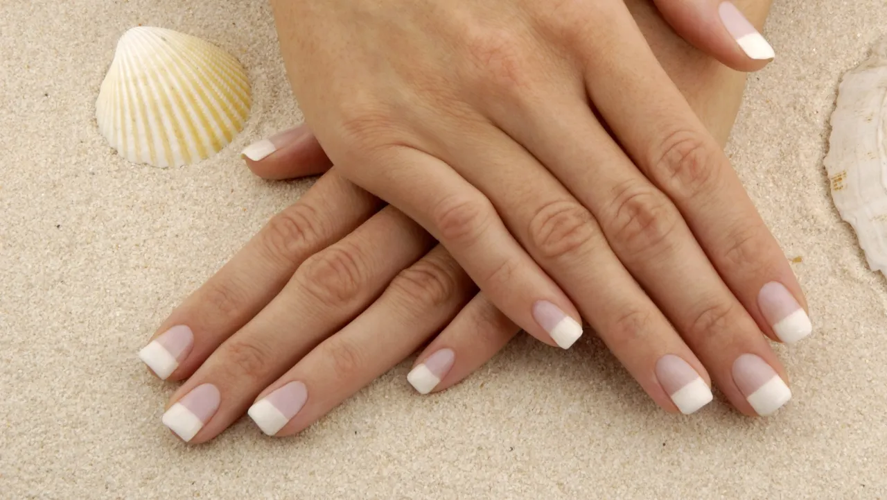 Pomalowane paznokcie personel medyczny gastronomia