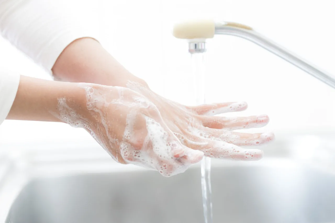 osoba myjąca ręce obsesyjnie