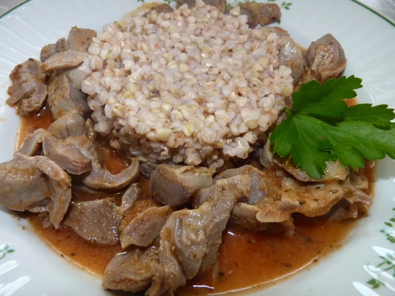 gulasz z żołądk&oacute;w z kaszą ziemniakami sur&oacute;wką