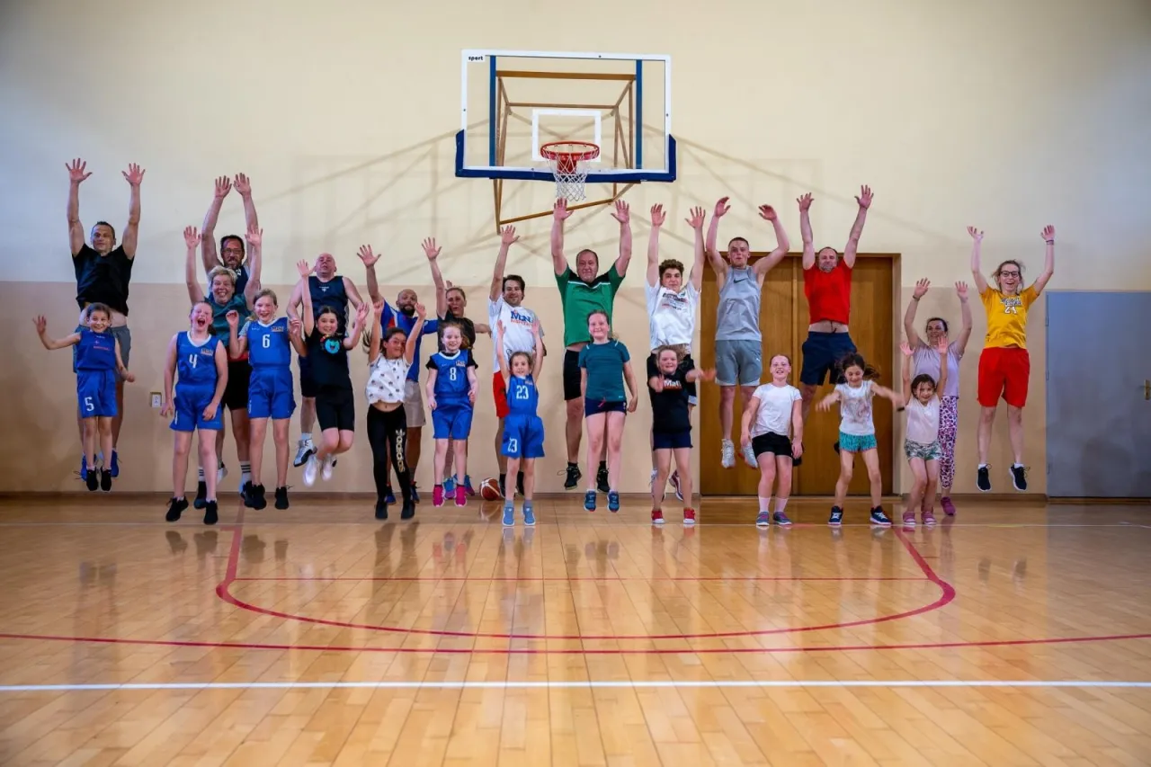 dzieci grające w koszykówkę radość trening