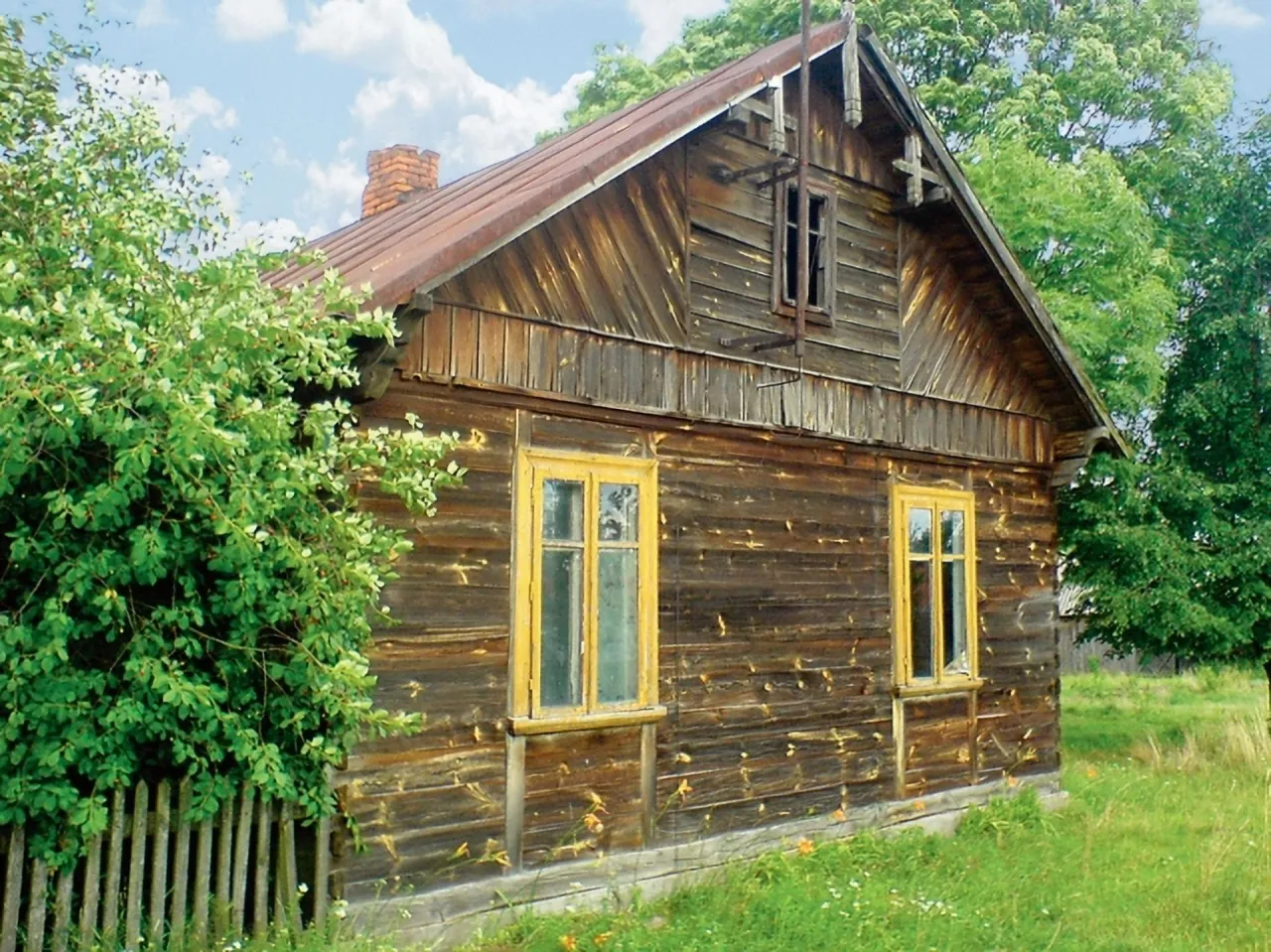 stary drewniany dom przed renowacją