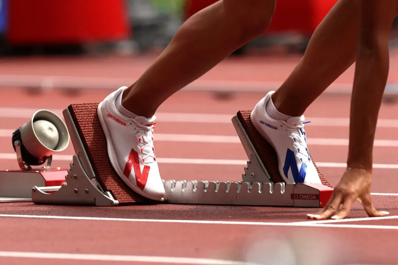 biegacz analizujący dane treningowe