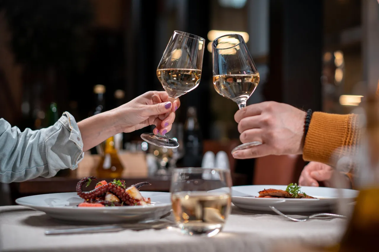 Romantyczna kolacja w restauracji lub warsztaty kulinarne dla par