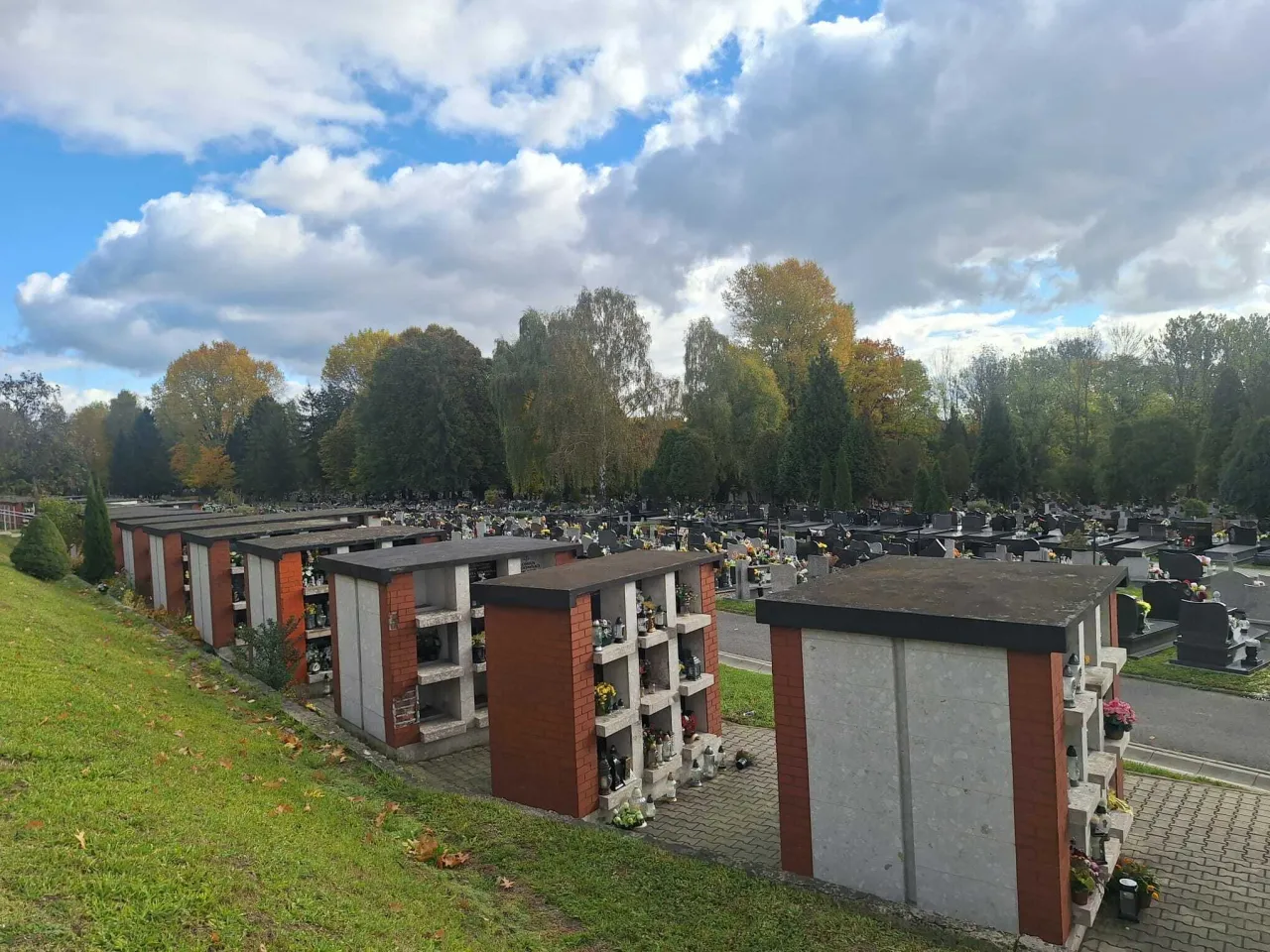 Cmentarz Batowice kolumbarium groby murowane