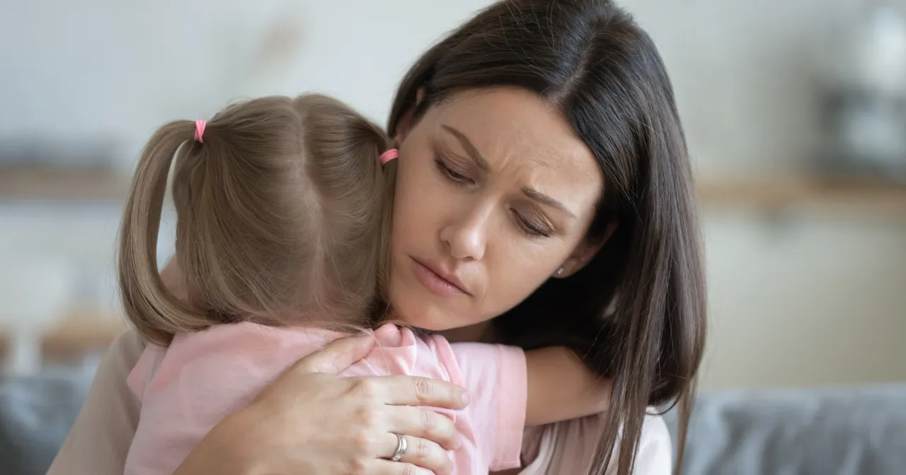 Gdyby dziecko przechodziło ciężko adaptację w placówce, przytuliłabym je mocno, okazując wsparcie i zrozumienie.