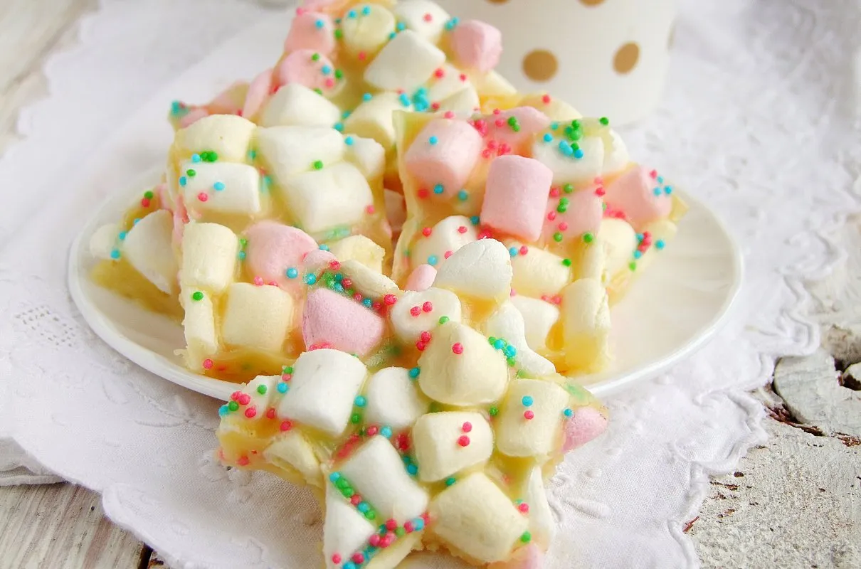 Pianki marshmallow na papierze do pieczenia przed pieczeniem