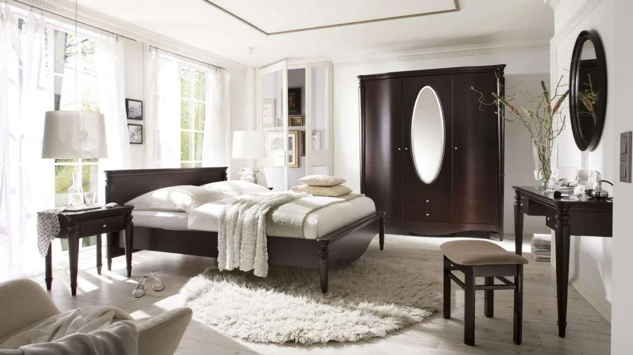 Sypialnia z ciemnymi meblami elegancka aranżacja