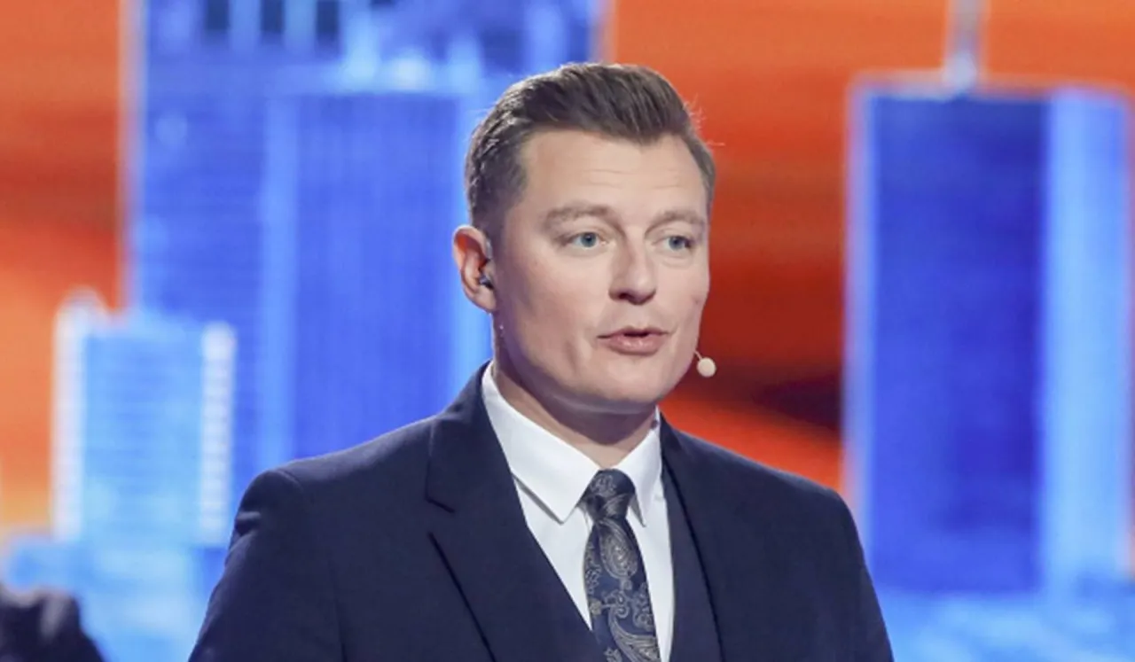 Mężczyzna w garniturze, prowadzący program 