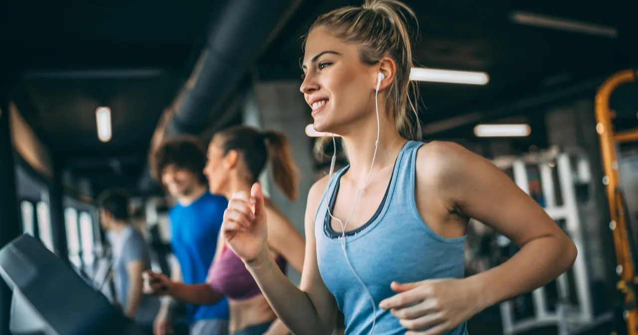 osoba trenująca cardio i siłowo