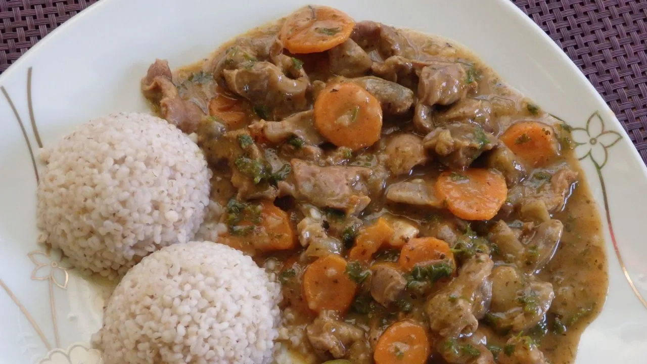 gulasz z żołądk&oacute;w drobiowych gotowy