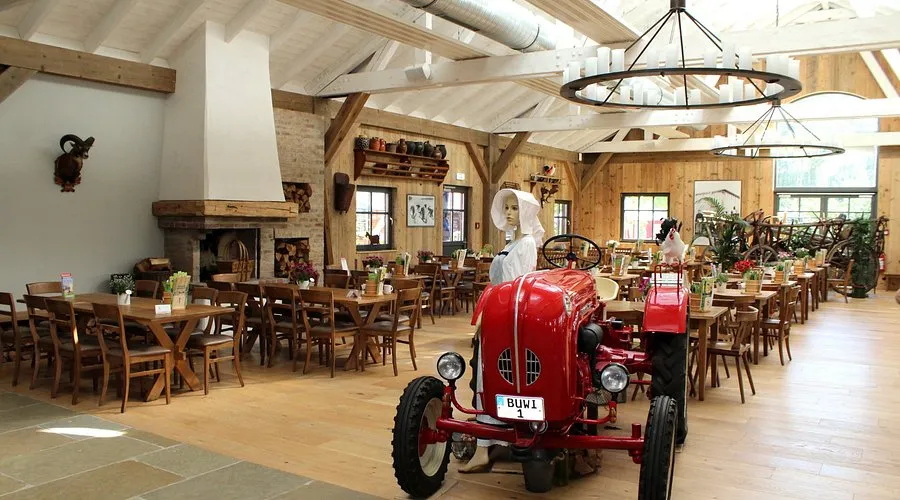 Spargelfeld mit Bauernhof und Restaurant im Hintergrund