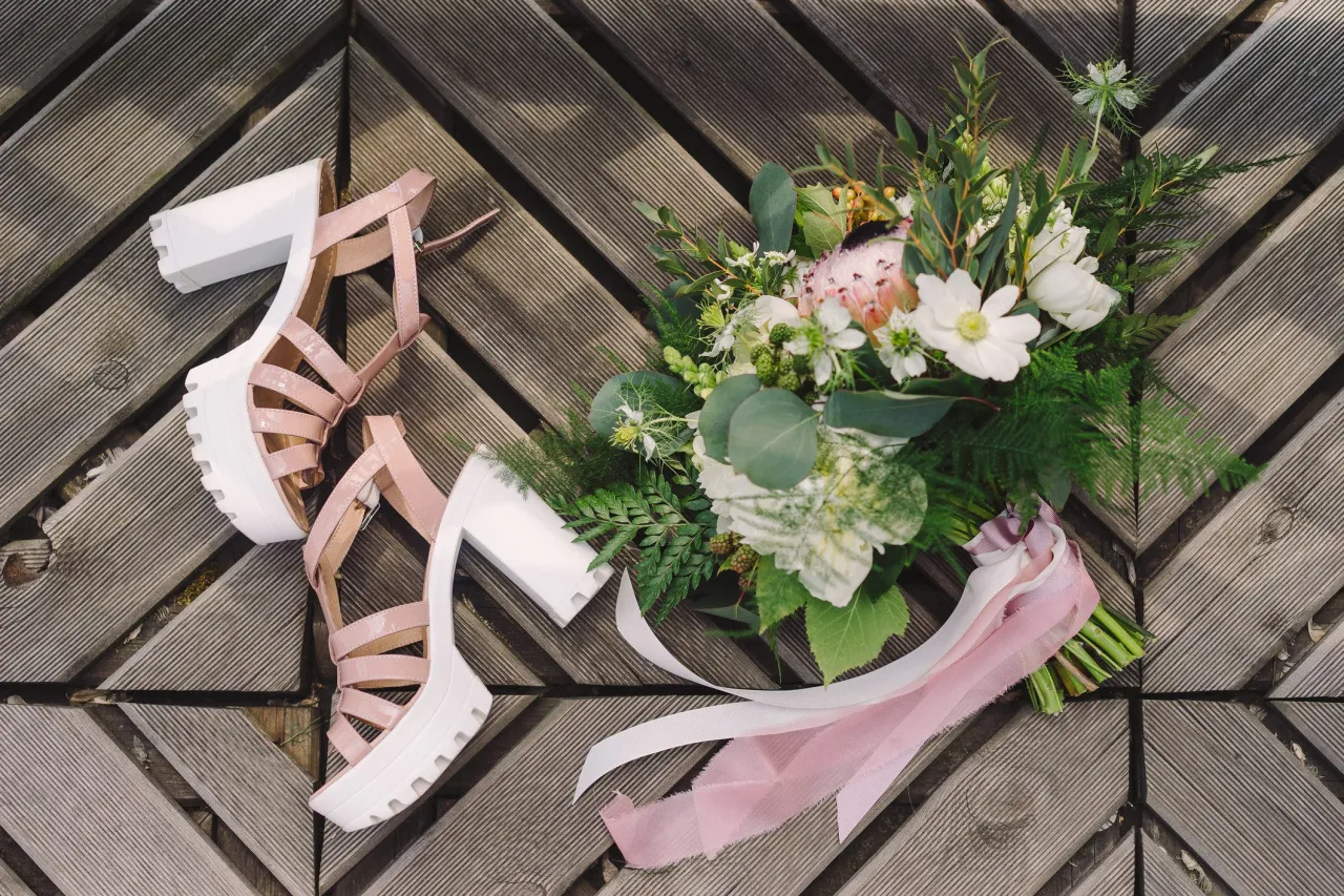 Zdjęcie Jakie buty do sukni ślubnej boho, które zapewnią komfort i styl