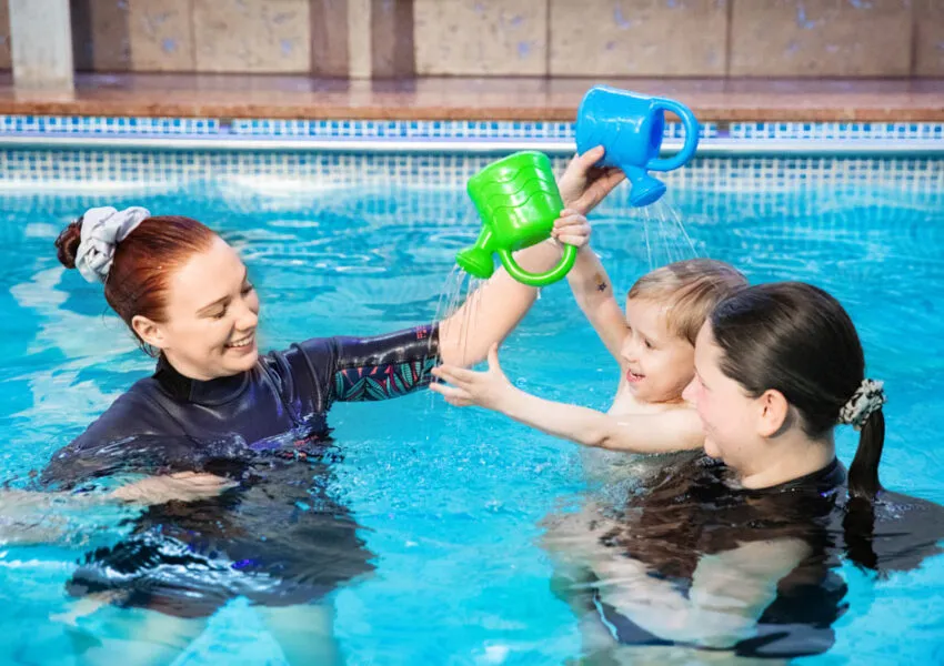 dziecko oswajanie z wodą basen rodzic