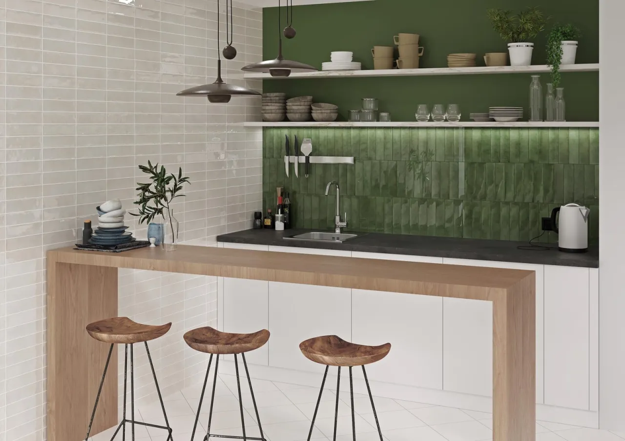 biała kuchnia płytki r&oacute;żne kolory inspiracje