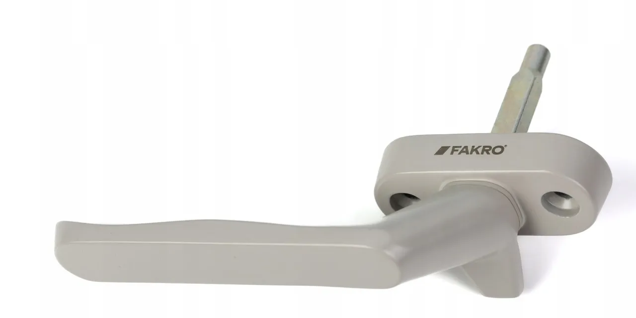 Szara klamka do okien drewnianych FAKRO, z metalowym trzpieniem.