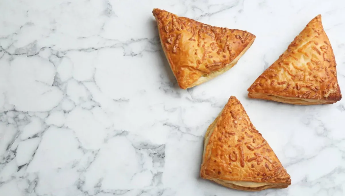 porównanie pączka drożdżówki i ciastka francuskiego