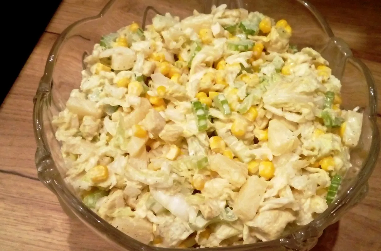 sposoby podania sałatki z kurczakiem i selerem