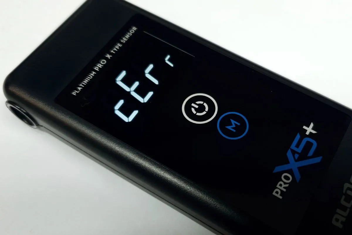 wyświetlacz alkomatu z komunikatem błędu CAL SER ERR