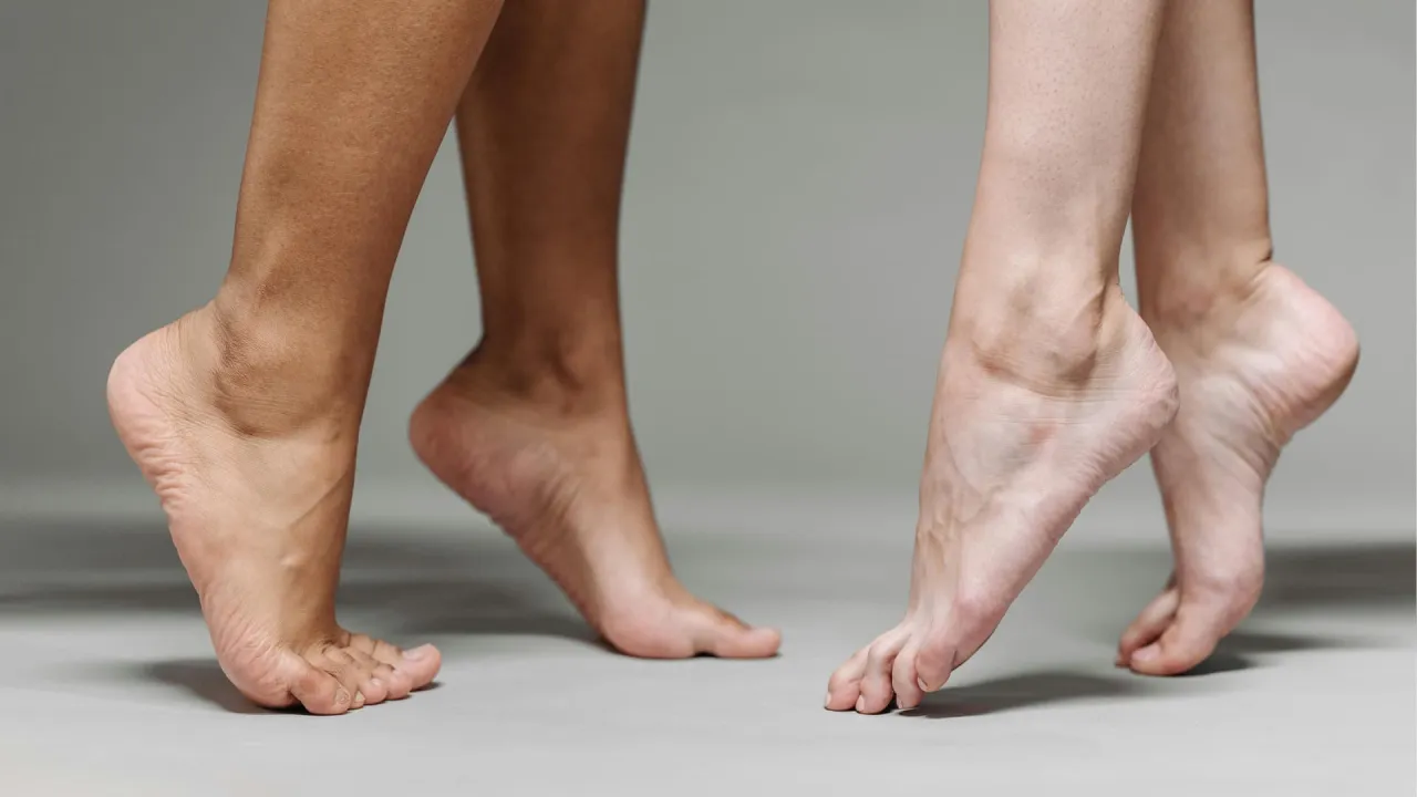 kobieta z uniesionymi nogami, domowe sposoby na opuchnięte nogi