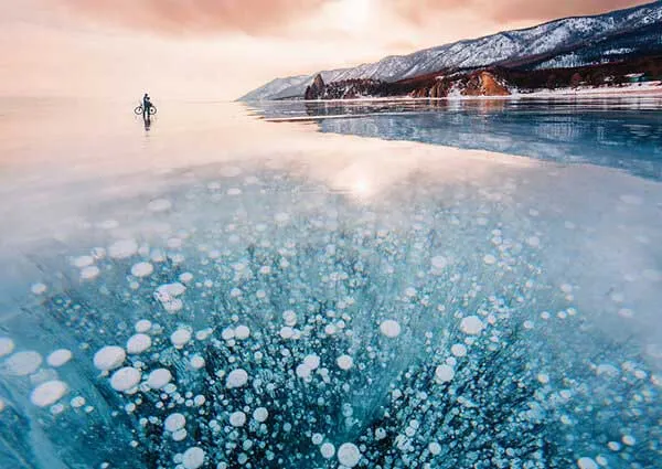 Bajkał zimą l&oacute;d bąble metanu
